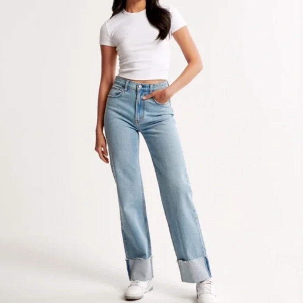 Abercrombie & Fitch Curve Love High Rise 90s
Relaxed Jeans